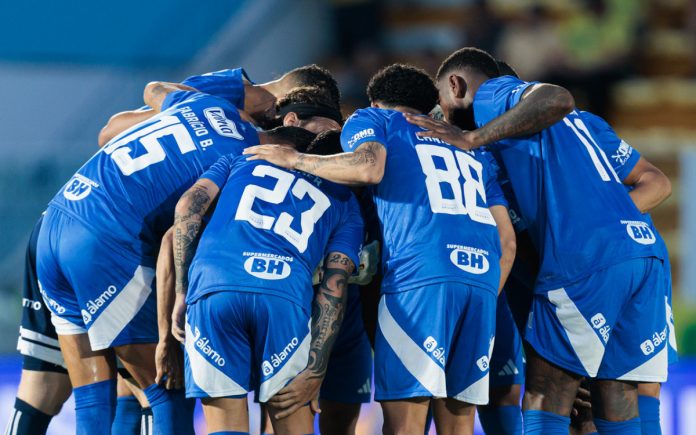 Time do Cruzeiro em jogo contra o Mirassol, no Maião