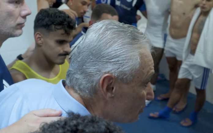 Tite conversa com os jogadores após vitória por 2 a 1 diante da URT (Foto: Reprodução/TV Cruzeiro)