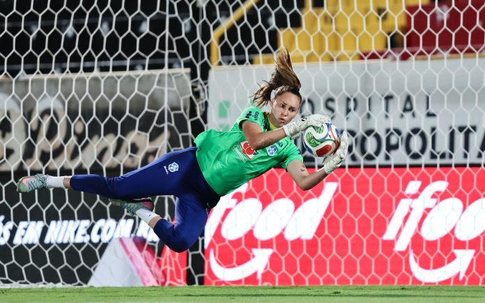 Claudia em treino da Seleção, em San José