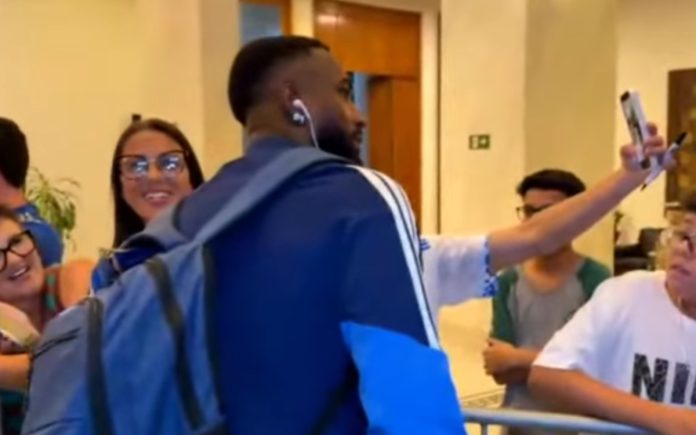 Gerson atende torcedores na chegada do Cruzeiro a Pouso Alegre (Foto: Reprodução/Samuca TV)