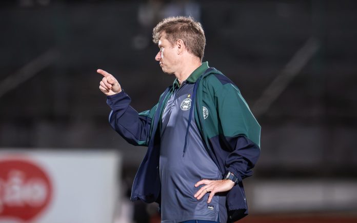 Seabra terá que mexer no meio-campo do Coritiba contra o Cruzeiro