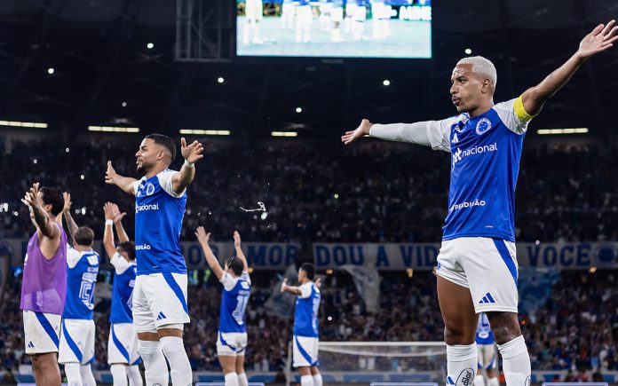 Jogadores do Cruzeiro comemoram vitória no Mineirão (Foto: Gustavo Aleixo/Cruzeiro)