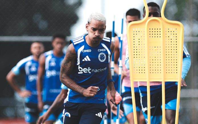 Matheus Pereira em treino na Toca da Raposa II, em BH