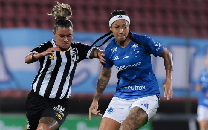 Byanca Brasil em ação diante do Santos (Foto: Gustavo Martins/Cruzeiro)