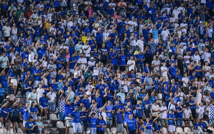 Torcida do Cruzeiro na Arena do Jacaré, em Sete Lagoas