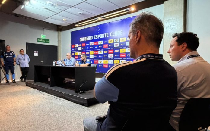 Pedro Lourenço, Pedro Junio e Bruno Spindel acompanham coletiva de Tite