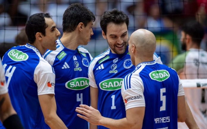 Jogadores do Sada Cruzeiro comemoram vitória diante do Goiás (Foto: Agência i7/Sada Cruzeiro)