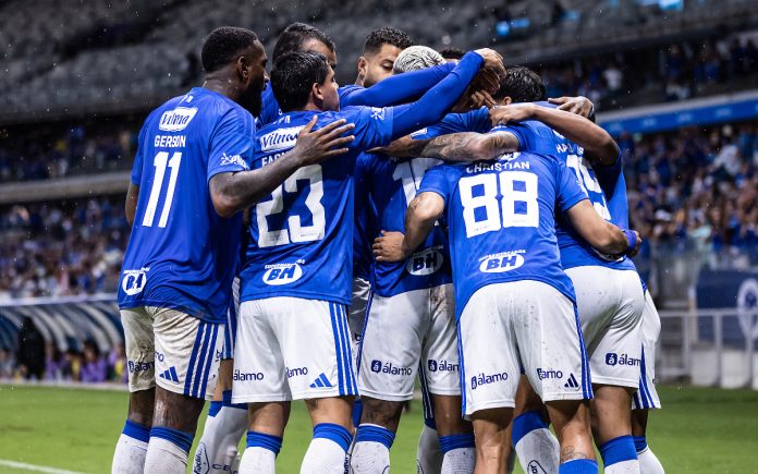 Jogadores do Cruzeiro comemoram gol contra o América-MG