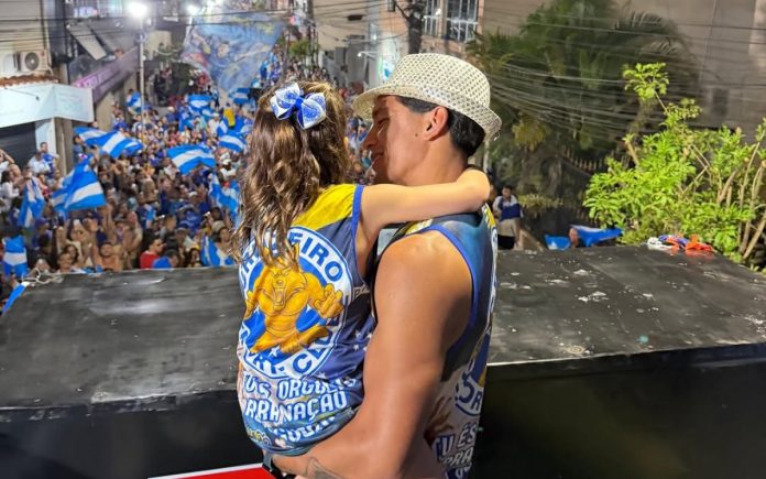 Lucas Romero e sua filha, Rufina, no Carnaval de Congonhas (Foto: Reprodução/Instagram)
