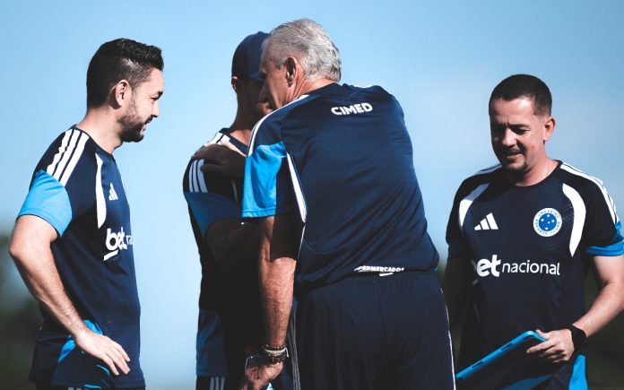 Tite conversa com a comissão técnica (Foto: Gustavo Martins/Cruzeiro)