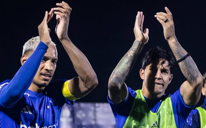 Matheus Pereira e Romero após vitória no Mineiro