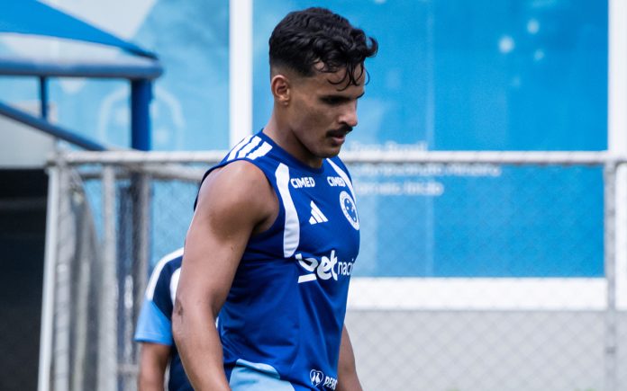 Kaiki, do Cruzeiro, em treino na Toca da Raposa II