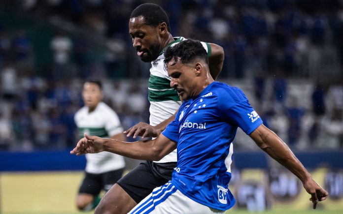 Kaiki em jogada contra Tinga, do Coritiba
