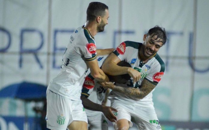 Jogadores do Uberlândia comemoram gol diante do North (Foto: Lara Mendes/FMF)