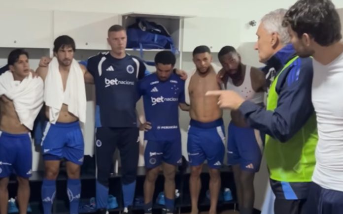 Tite em discurso no vestiário após a vitória do Cruzeiro diante do Betim (Foto: Reprodução/TV Cruzeiro)