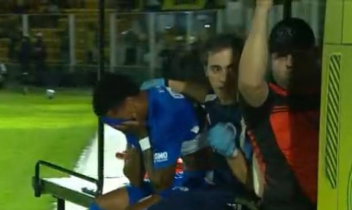 Kaique Kenji deixou o jogo chorando (Foto: Reprodução/Sportv)