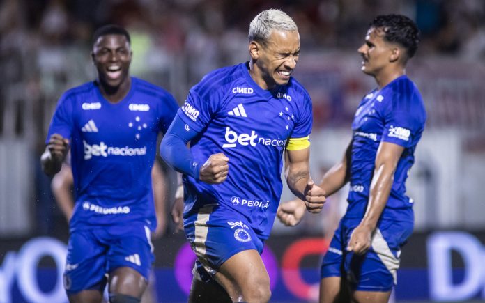 De cabeça, Matheus Pereira foi decisivo pelo Cruzeiro