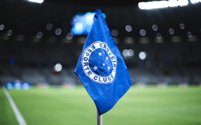Bandeirinha do Cruzeiro no Mineirão (Foto: Divulgação/Cruzeiro)