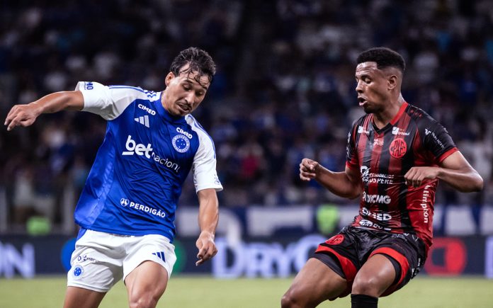 Japa, meio-campista do Cruzeiro, contra o Pouso Alegre, no Mineirão (Foto: Gustavo Aleixo/Cruzeiro)