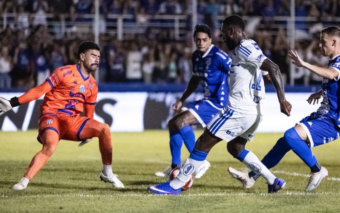 Momento em que Gerson dá sua primeira assistência pelo Cruzeiro (Foto: Gustavo Aleixo/Cruzeiro)