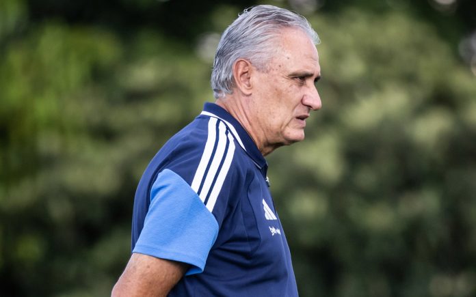 Tite em treino do Cruzeiro na Toca II, em BH