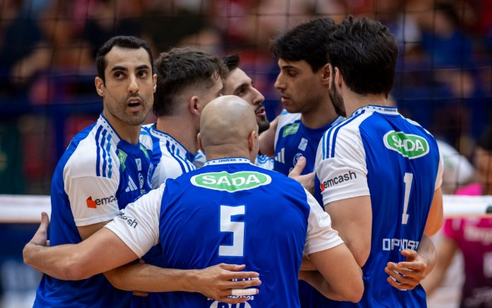 Elenco do Sada Cruzeiro contra o Suzano, no primeiro turno da Superliga (Foto: Agência i7/Sada Cruzeiro)
