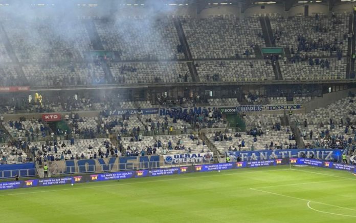 Torcida do Cruzeiro em jogo contra o Coritiba