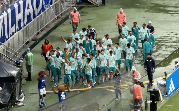 Crias da Toca com o troféu da Copinha