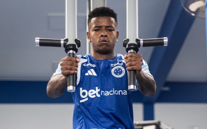 Arroyo em treino na academia da Toca II