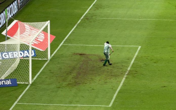 Profissional do Mineirão utilizando rodo próximo ao gol (Foto: Thaynara Amaral/Central da Toca)
