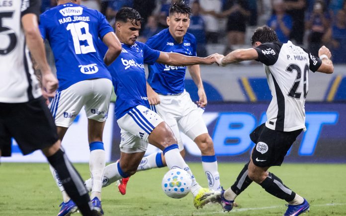 Kaiki em dividida no jogo diante do Corinthians, no Mineirão (Foto: Gustavo Aleixo/Cruzeiro)