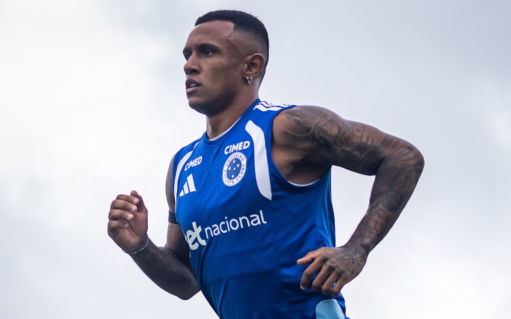 Marquinhos fez corridas em campo nesta terça-feira (Foto: Gustavo Aleixo/Cruzeiro)
