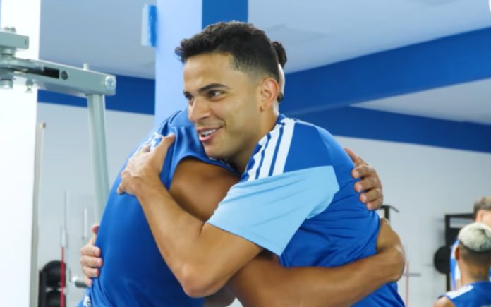Bruno Rodrigues abraça Kaiki na Toca da Raposa ll (Foto: Reprodução/TV Cruzeiro)