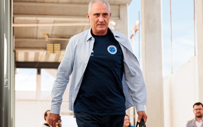 titecomandantecruzeiromaião Tite tem sido criticado pela fragilidade defensiva do time