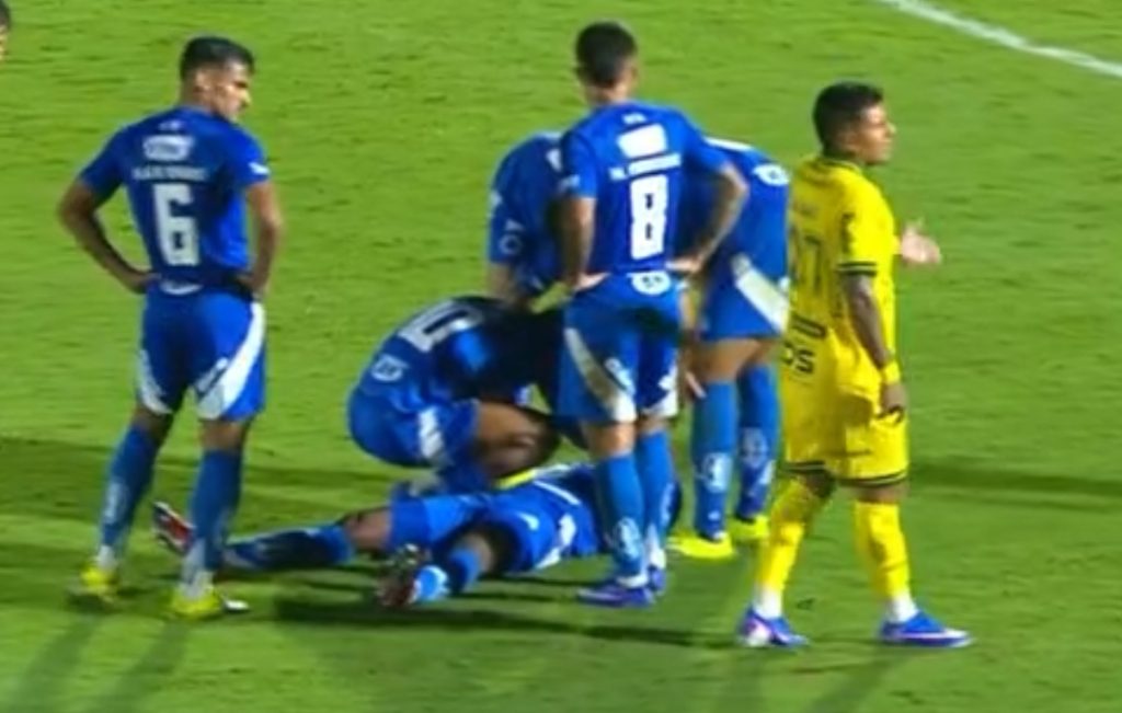 Sinisterra, atacante do Cruzeiro, no duelo com o Mirassol (Foto: Reprodução/Sportv)