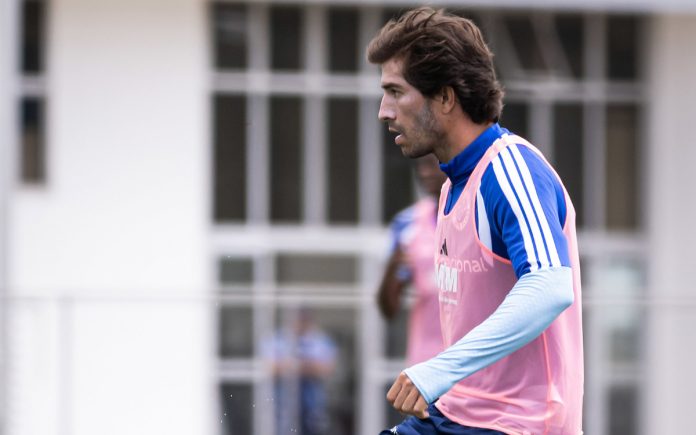 Lucas Silva deve ser titular contra o Athletico-PR