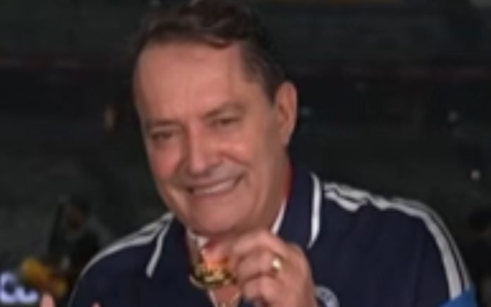 Pedrinho ostenta medalha do Cruzeiro de campeão mineiro
