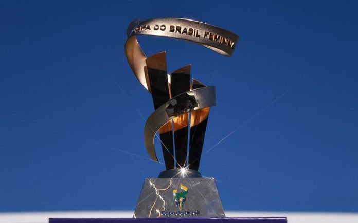 Troféu da Copa do Brasil Feminina (Foto: Rebeca Reis/Staff Images Woman/CBF)