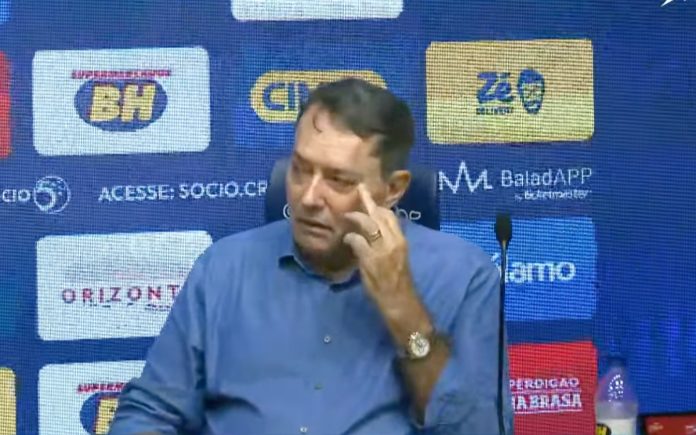 Pedro Lourenço chora em apresentação de Artur Jorge