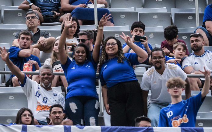 Torcida do Cruzeiro na Arena da Baixada, em 2024