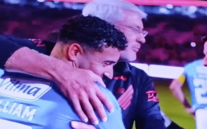 William abraçou Odair Hellmann após derrota do Cruzeiro
