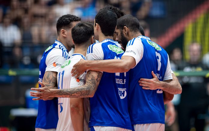 Time do Sada Cruzeiro comemora em quadra (Foto: Agência i7/Sada Cruzeiro)