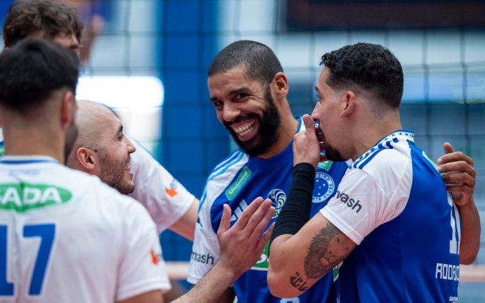 Elenco do Sada Cruzeiro na vitória contra o Minas, na semi do Sul-Americano (Foto: Agência i7/Sada Cruzeiro)