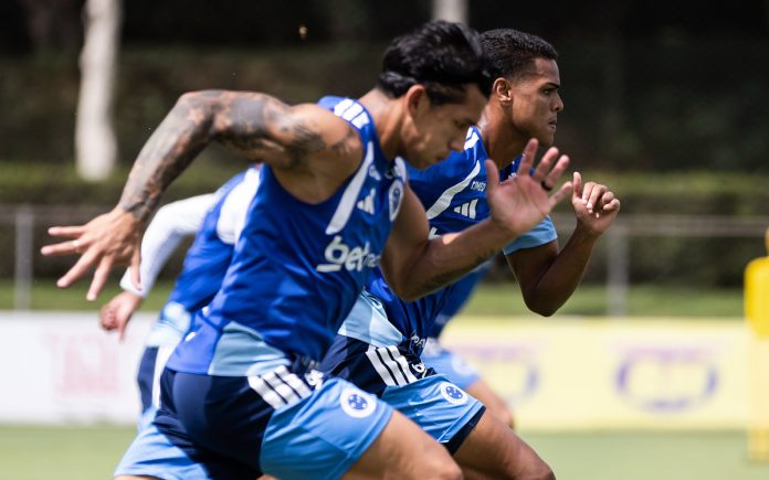 Lucas Romero e William Fernando em treino do Cruzeiro (Foto: Gustavo Aleixo/Cruzeiro)