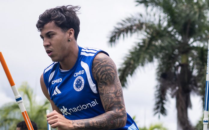 Kaio Jorge fez treinos físicos em campo (Foto: Gustavo Aleixo/Cruzeiro)
