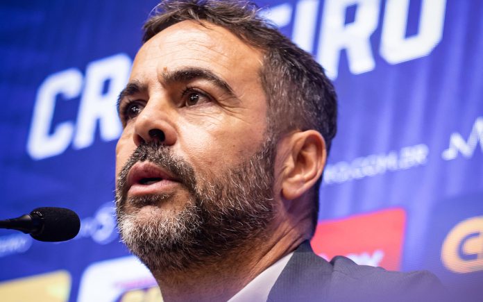 Artur Jorge em sua primeira coletiva pelo Cruzeiro