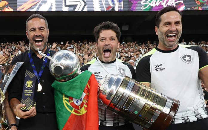 Artur Jorge, novo técnico do Cruzeiro, e membros da comissão técnica
