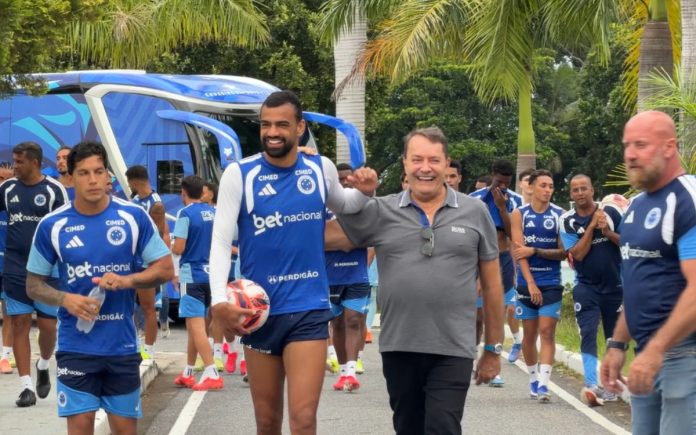 Jogadores e Pedrinho a caminho do encontro com os torcedores do Cruzeiro