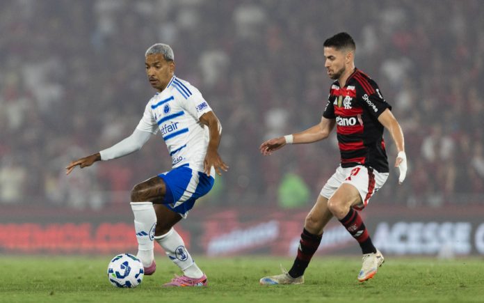 Matheus Pereira, do Cruzeiro, e Jorginho, do Flamengo, em duelo no Brasileirão de 2025 (Foto: Thaís Magalhães/Cruzeiro)
