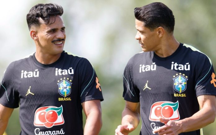 Kaiki e Douglas Santos em treino da Seleção Brasileira (Foto: Rafael Ribeiro/CBF)